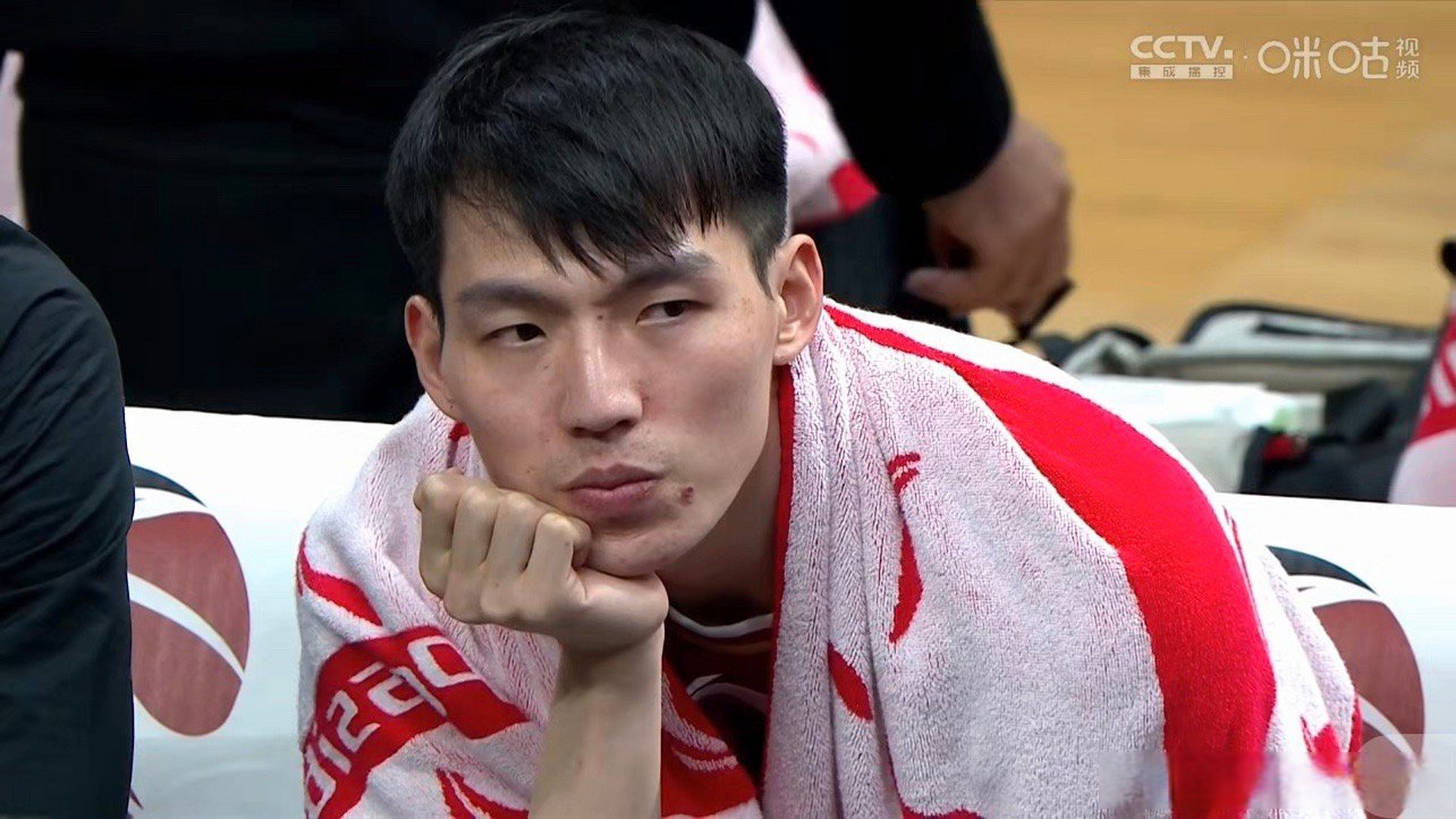 激烈对决即将上演,球场上风起云涌的简单介绍 激烈对决即将上演,球场上风起云涌的简单介绍