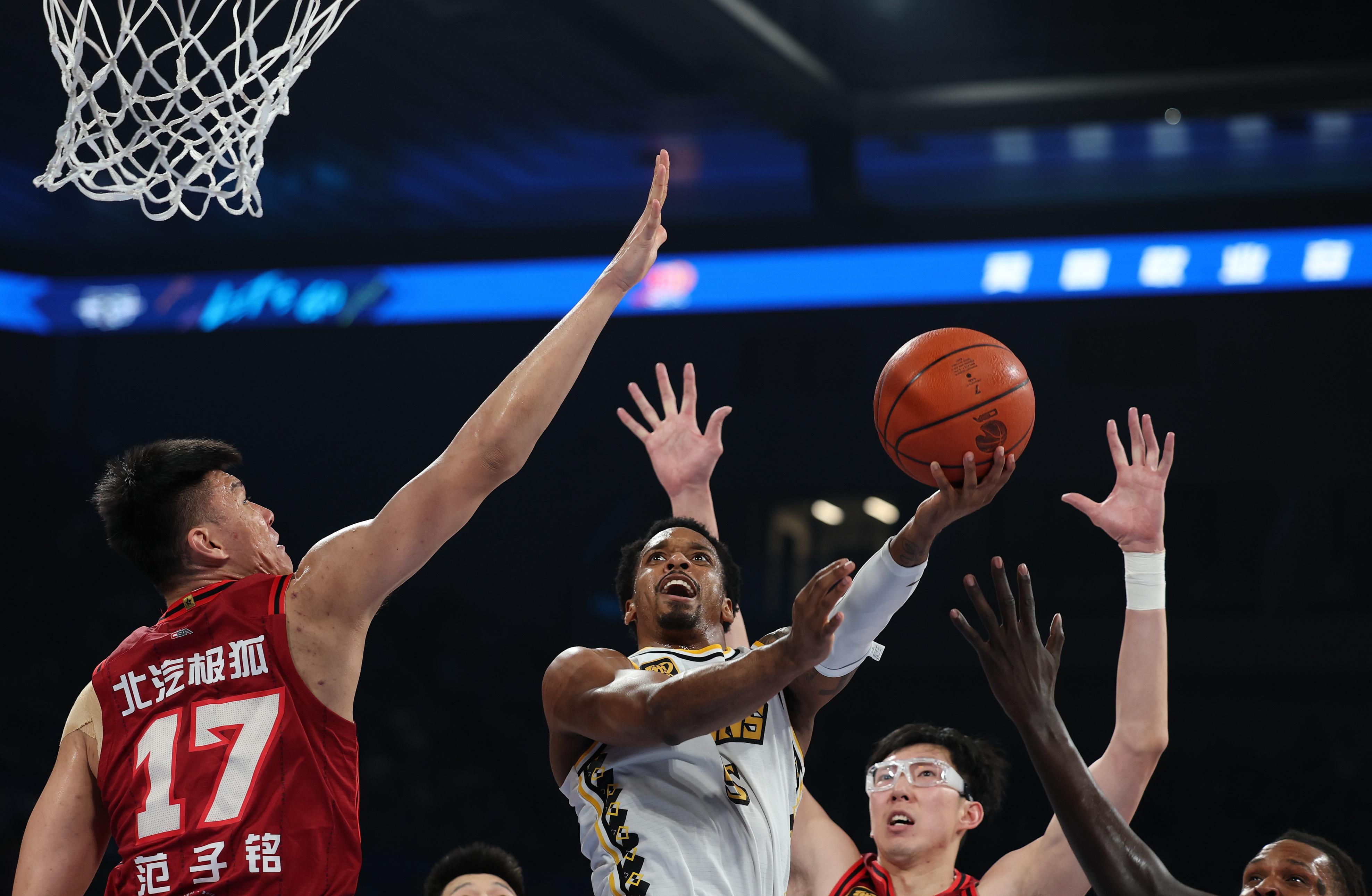 激烈对决即将上演,球场上风起云涌的简单介绍 激烈对决即将上演,球场上风起云涌的简单介绍